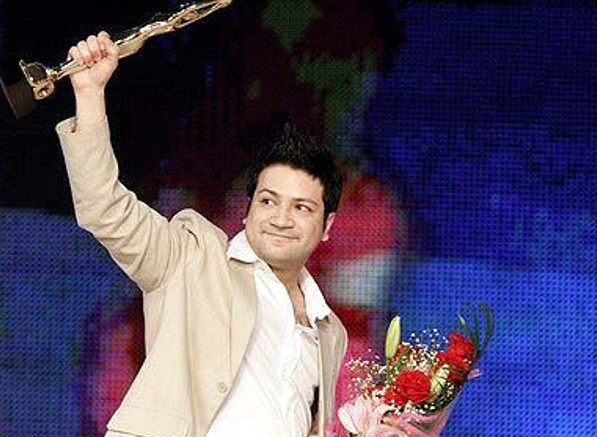 Dayyan Eng holding an award on stage